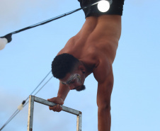 Com acrobacias, fogo e palhaçadas, Caravana Cultural encanta veranistas nas praias paranaenses