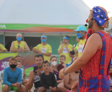 Com acrobacias, fogo e palhaçadas, Caravana Cultural encanta veranistas nas praias paranaenses