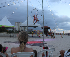 Com acrobacias, fogo e palhaçadas, Caravana Cultural encanta veranistas nas praias paranaenses