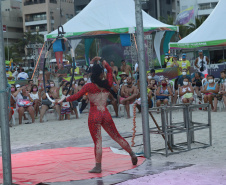 Com acrobacias, fogo e palhaçadas, Caravana Cultural encanta veranistas nas praias paranaenses