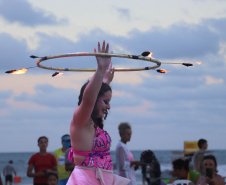 Com acrobacias, fogo e palhaçadas, Caravana Cultural encanta veranistas nas praias paranaenses