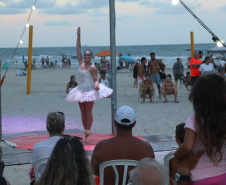 Com acrobacias, fogo e palhaçadas, Caravana Cultural encanta veranistas nas praias paranaenses