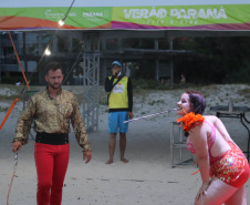 Com acrobacias, fogo e palhaçadas, Caravana Cultural encanta veranistas nas praias paranaenses