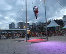 Com acrobacias, fogo e palhaçadas, Caravana Cultural encanta veranistas nas praias paranaenses