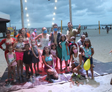 Com acrobacias, fogo e palhaçadas, Caravana Cultural encanta veranistas nas praias paranaenses