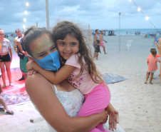 Com acrobacias, fogo e palhaçadas, Caravana Cultural encanta veranistas nas praias paranaenses