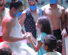 Com acrobacias, fogo e palhaçadas, Caravana Cultural encanta veranistas nas praias paranaenses