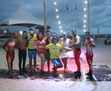 Com acrobacias, fogo e palhaçadas, Caravana Cultural encanta veranistas nas praias paranaenses