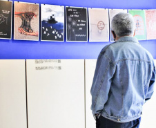 Múltiplo Leminski segue em cartaz no Museu Campos Gerais até 22 de janeiro