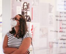 Múltiplo Leminski segue em cartaz no Museu Campos Gerais até 22 de janeiro