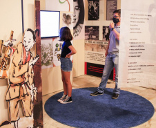 Múltiplo Leminski segue em cartaz no Museu Campos Gerais até 22 de janeiro