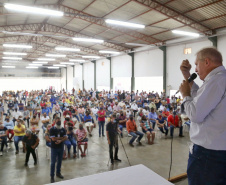 Governo do Estado entrega títulos de regularização fundiária a 535 famílias de Pitanga