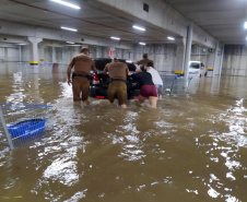 Chuva forte causa transtornos em Curitiba e no Litoral