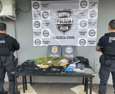 Em operação na Grande Curitiba, PCPR apreende uniformes falsos da polícia e drogas do crime organizado