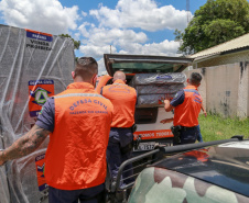 Nesta manhã de quarta-feira, a Defesa Civil Estadual esteve no município de Fazenda Rio Grande para entregar materiais de ajuda humanitária que auxiliarão as pessoas afetadas a se recomporem. - Fazenda Rio Grande, 19/01/2022