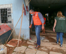 Nesta manhã de quarta-feira, a Defesa Civil Estadual esteve no município de Fazenda Rio Grande para entregar materiais de ajuda humanitária que auxiliarão as pessoas afetadas a se recomporem. - Fazenda Rio Grande, 19/01/2022