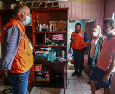 Nesta manhã de quarta-feira, a Defesa Civil Estadual esteve no município de Fazenda Rio Grande para entregar materiais de ajuda humanitária que auxiliarão as pessoas afetadas a se recomporem. - Fazenda Rio Grande, 19/01/2022