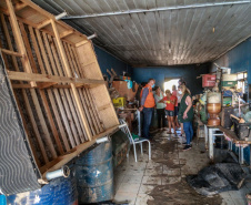 Nesta manhã de quarta-feira, a Defesa Civil Estadual esteve no município de Fazenda Rio Grande para entregar materiais de ajuda humanitária que auxiliarão as pessoas afetadas a se recomporem. - Fazenda Rio Grande, 19/01/2022