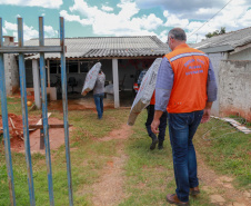 Nesta manhã de quarta-feira, a Defesa Civil Estadual esteve no município de Fazenda Rio Grande para entregar materiais de ajuda humanitária que auxiliarão as pessoas afetadas a se recomporem. - Fazenda Rio Grande, 19/01/2022