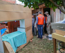 Nesta manhã de quarta-feira, a Defesa Civil Estadual esteve no município de Fazenda Rio Grande para entregar materiais de ajuda humanitária que auxiliarão as pessoas afetadas a se recomporem. - Fazenda Rio Grande, 19/01/2022