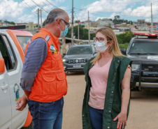 Nesta manhã de quarta-feira, a Defesa Civil Estadual esteve no município de Fazenda Rio Grande para entregar materiais de ajuda humanitária que auxiliarão as pessoas afetadas a se recomporem. - Fazenda Rio Grande, 19/01/2022