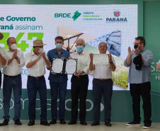 Em ato no Show Rural, IAT entrega Licença de Instalação da ampliação da unidade da Coopavel