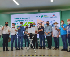 Em ato no Show Rural, IAT entrega Licença de Instalação da ampliação da unidade da Coopavel