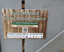 Aula prática de compostagem na Ilha do Mel