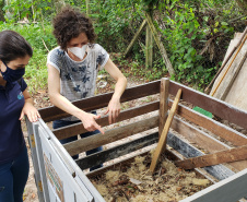 Aula prática de compostagem na Ilha do Mel