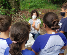 Aula prática de compostagem na Ilha do Mel