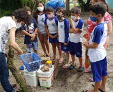 Aula prática de compostagem na Ilha do Mel