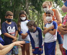 Aula prática de compostagem na Ilha do Mel