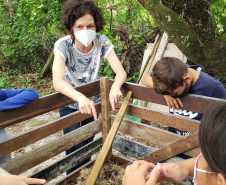 Aula prática de compostagem na Ilha do Mel