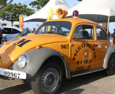 PM leva diversão às praias com exposição de viaturas e pintura de rosto para crianças durante o Carnaval