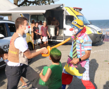 PM leva diversão às praias com exposição de viaturas e pintura de rosto para crianças durante o Carnaval