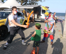 PM leva diversão às praias com exposição de viaturas e pintura de rosto para crianças durante o Carnaval