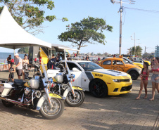 PM leva diversão às praias com exposição de viaturas e pintura de rosto para crianças durante o Carnaval