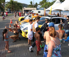 PM leva diversão às praias com exposição de viaturas e pintura de rosto para crianças durante o Carnaval