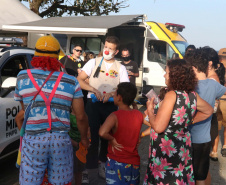 PM leva diversão às praias com exposição de viaturas e pintura de rosto para crianças durante o Carnaval