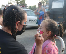 PM leva diversão às praias com exposição de viaturas e pintura de rosto para crianças durante o Carnaval