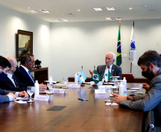 Governador em exercicio, Darci Piana, recebe o embaixador da Argentina no Brasil, Daniel Scioli e o governador da Província de Santiago del Estero, Geraldo Zamora - Curitiba, 21/02/2022