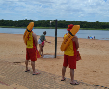 Atuação dos guarda-vidas na Costa Oeste aumenta a prevenção e diminui afogamentos durante a temporada de verão