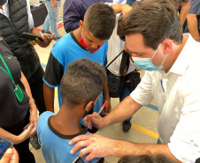 Os alunos do Colégio Estadual William Madi, de Cornélio Procópio, no Norte do Estado, finalmente têm uma escola para chamar de sua. Uma das 14 unidades que foram alvo da Operação Quadro Negro, a nova sede da escola foi entregue nesta quinta-feira (17) pelo governador Carlos Massa Ratinho Junior. 