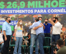 Os alunos do Colégio Estadual William Madi, de Cornélio Procópio, no Norte do Estado, finalmente têm uma escola para chamar de sua. Uma das 14 unidades que foram alvo da Operação Quadro Negro, a nova sede da escola foi entregue nesta quinta-feira (17) pelo governador Carlos Massa Ratinho Junior. 