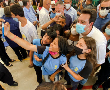 Os alunos do Colégio Estadual William Madi, de Cornélio Procópio, no Norte do Estado, finalmente têm uma escola para chamar de sua. Uma das 14 unidades que foram alvo da Operação Quadro Negro, a nova sede da escola foi entregue nesta quinta-feira (17) pelo governador Carlos Massa Ratinho Junior. 