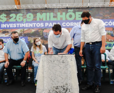 Os alunos do Colégio Estadual William Madi, de Cornélio Procópio, no Norte do Estado, finalmente têm uma escola para chamar de sua. Uma das 14 unidades que foram alvo da Operação Quadro Negro, a nova sede da escola foi entregue nesta quinta-feira (17) pelo governador Carlos Massa Ratinho Junior. 