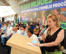 Os alunos do Colégio Estadual William Madi, de Cornélio Procópio, no Norte do Estado, finalmente têm uma escola para chamar de sua. Uma das 14 unidades que foram alvo da Operação Quadro Negro, a nova sede da escola foi entregue nesta quinta-feira (17) pelo governador Carlos Massa Ratinho Junior. 