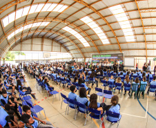 Os alunos do Colégio Estadual William Madi, de Cornélio Procópio, no Norte do Estado, finalmente têm uma escola para chamar de sua. Uma das 14 unidades que foram alvo da Operação Quadro Negro, a nova sede da escola foi entregue nesta quinta-feira (17) pelo governador Carlos Massa Ratinho Junior. 