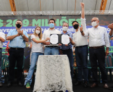 Os alunos do Colégio Estadual William Madi, de Cornélio Procópio, no Norte do Estado, finalmente têm uma escola para chamar de sua. Uma das 14 unidades que foram alvo da Operação Quadro Negro, a nova sede da escola foi entregue nesta quinta-feira (17) pelo governador Carlos Massa Ratinho Junior. 