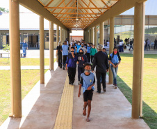 Os alunos do Colégio Estadual William Madi, de Cornélio Procópio, no Norte do Estado, finalmente têm uma escola para chamar de sua. Uma das 14 unidades que foram alvo da Operação Quadro Negro, a nova sede da escola foi entregue nesta quinta-feira (17) pelo governador Carlos Massa Ratinho Junior. 